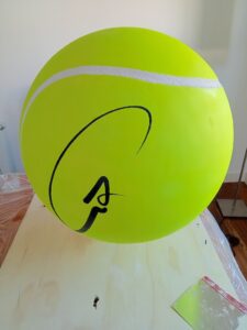 Pelota tenis gigante con firma Alcaraz